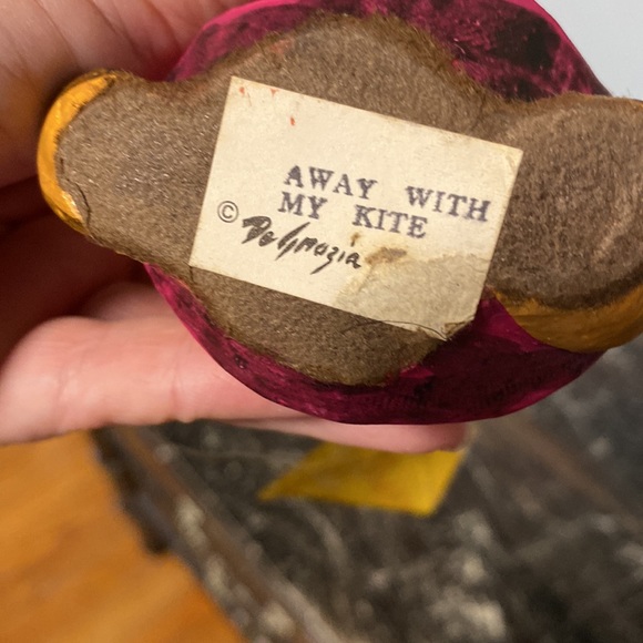 Vintage Signed Ted Degrazia figure “Away with my kite” - Picture 3 of 3